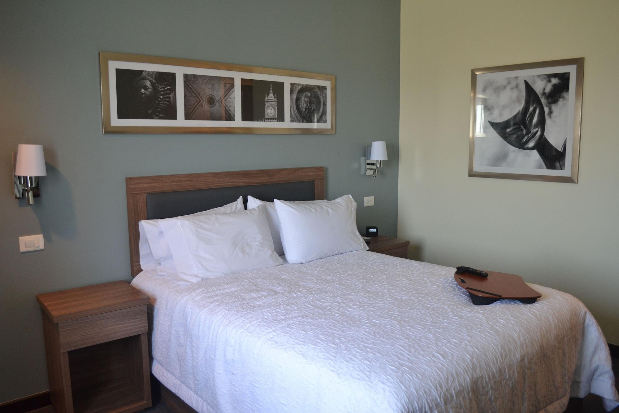 Hampton Inn & Suites By Hilton Salamanca Bajio Ngoại thất bức ảnh