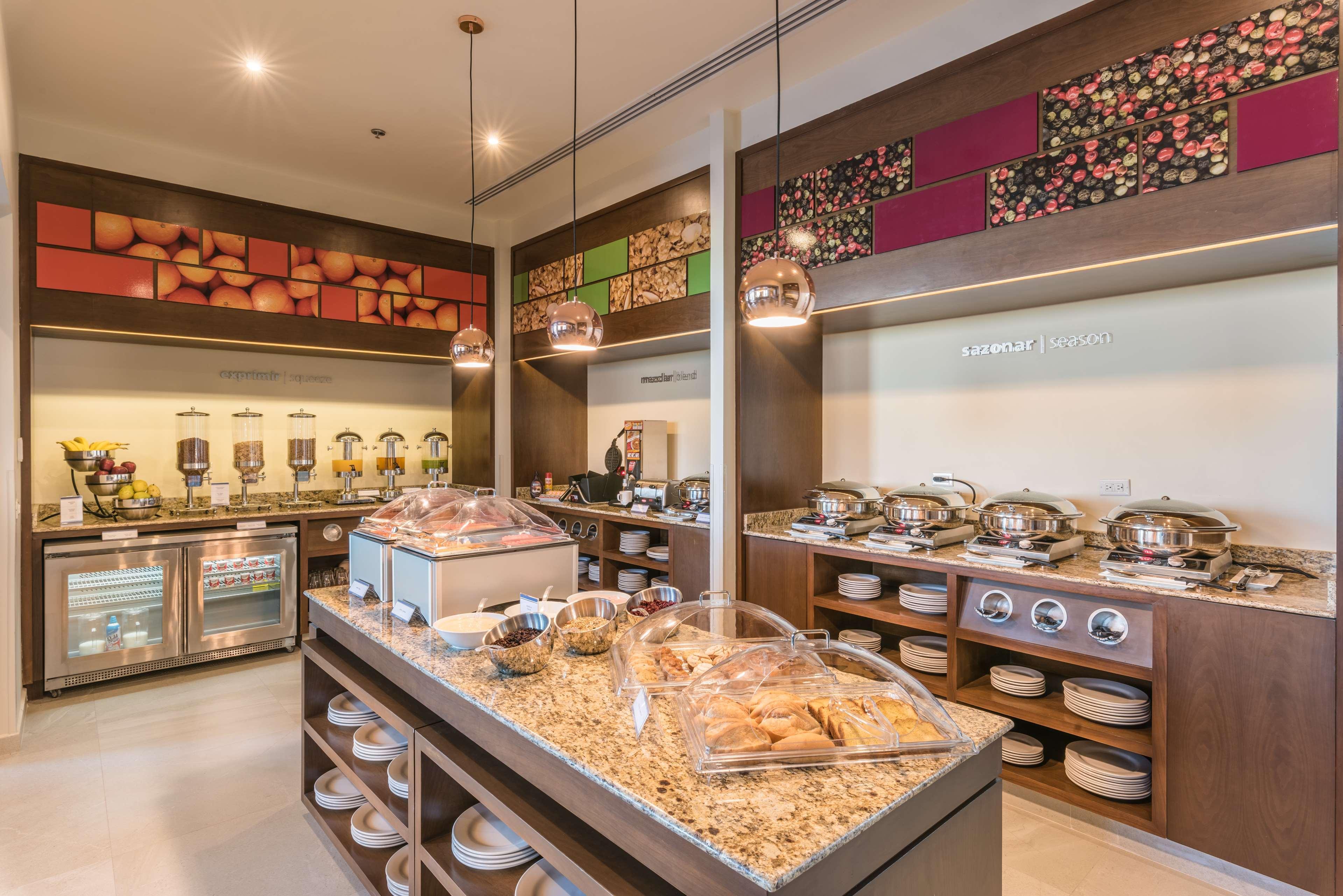 Hampton Inn & Suites By Hilton Salamanca Bajio Ngoại thất bức ảnh