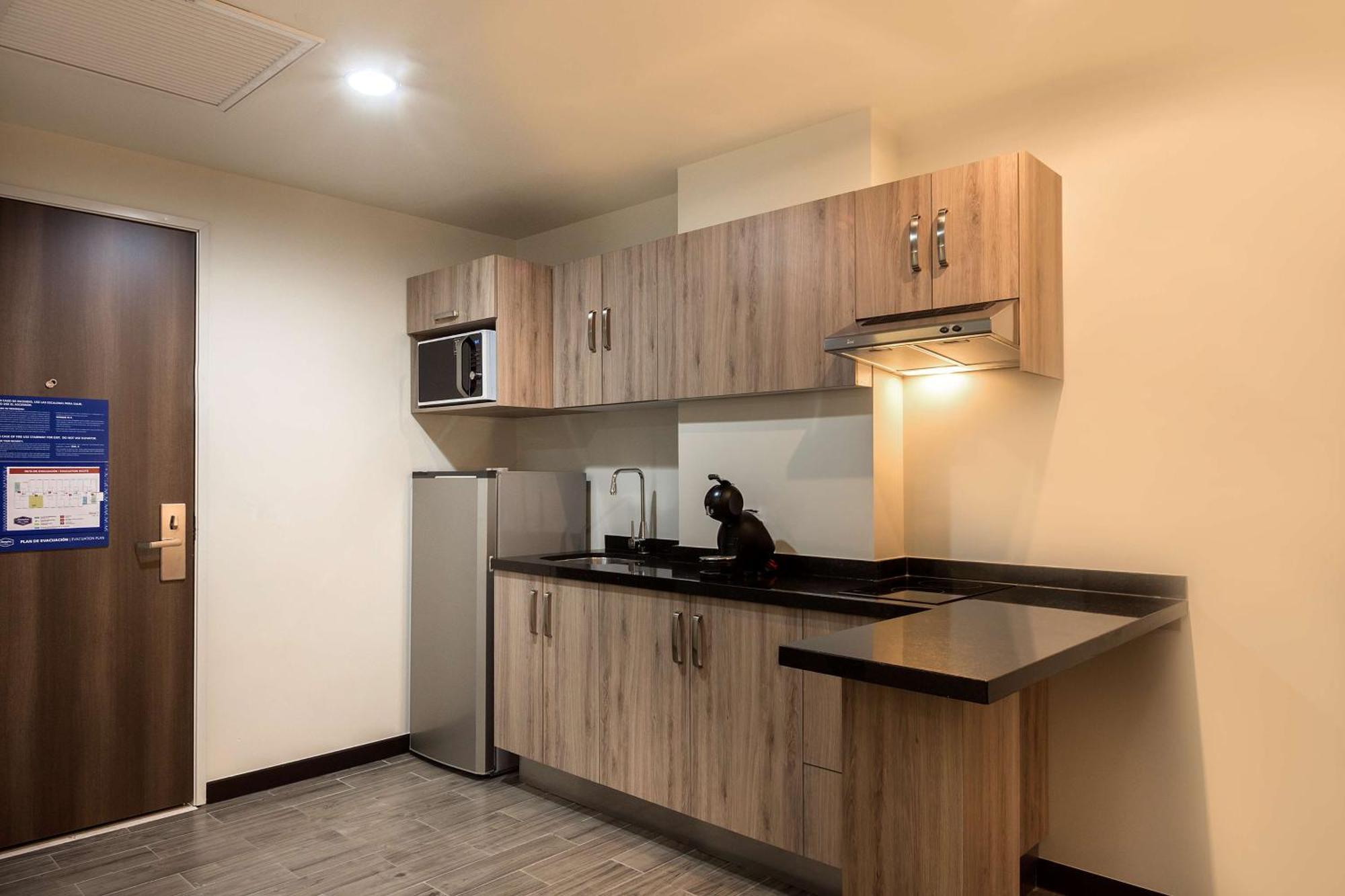 Hampton Inn & Suites By Hilton Salamanca Bajio Ngoại thất bức ảnh