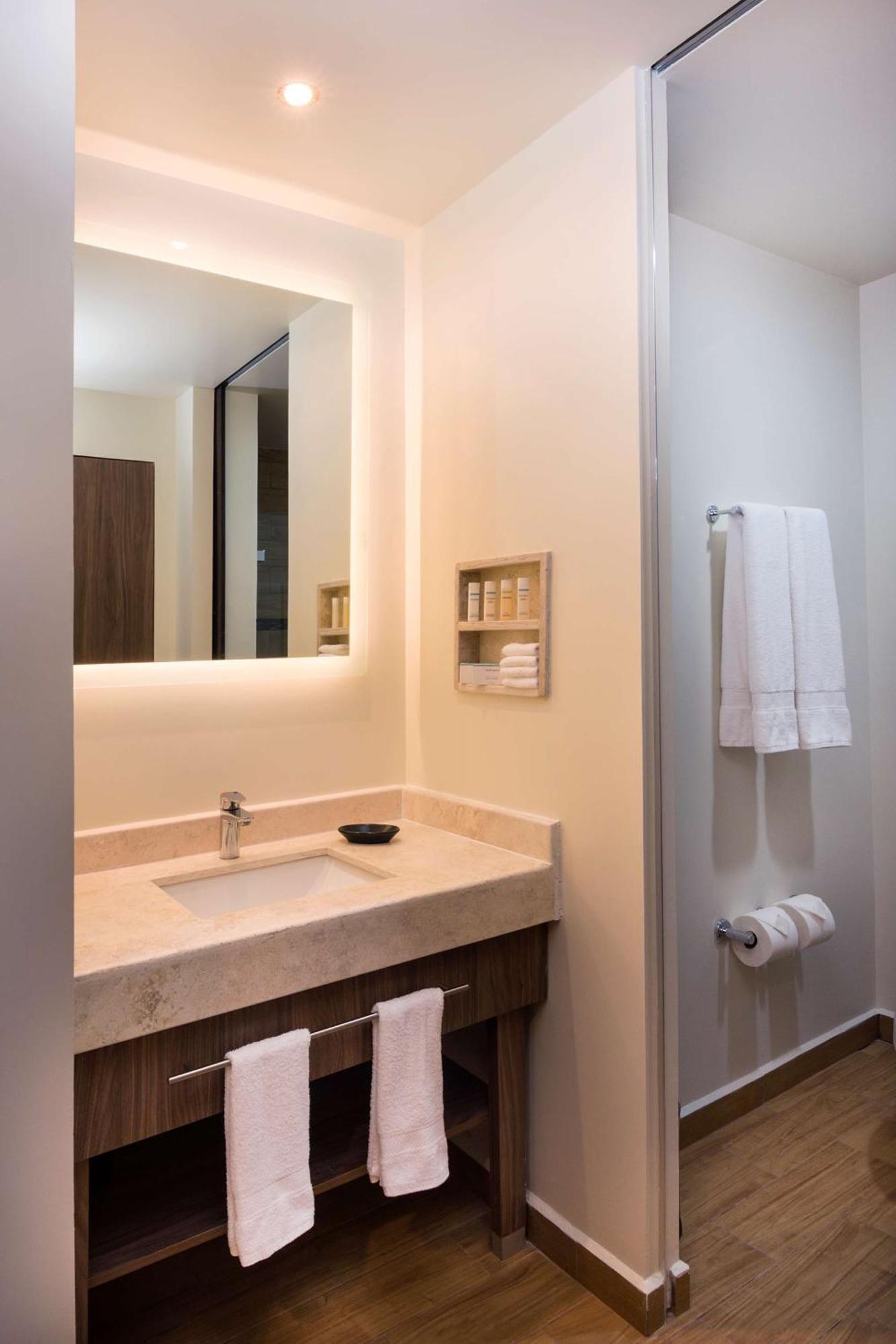 Hampton Inn & Suites By Hilton Salamanca Bajio Ngoại thất bức ảnh
