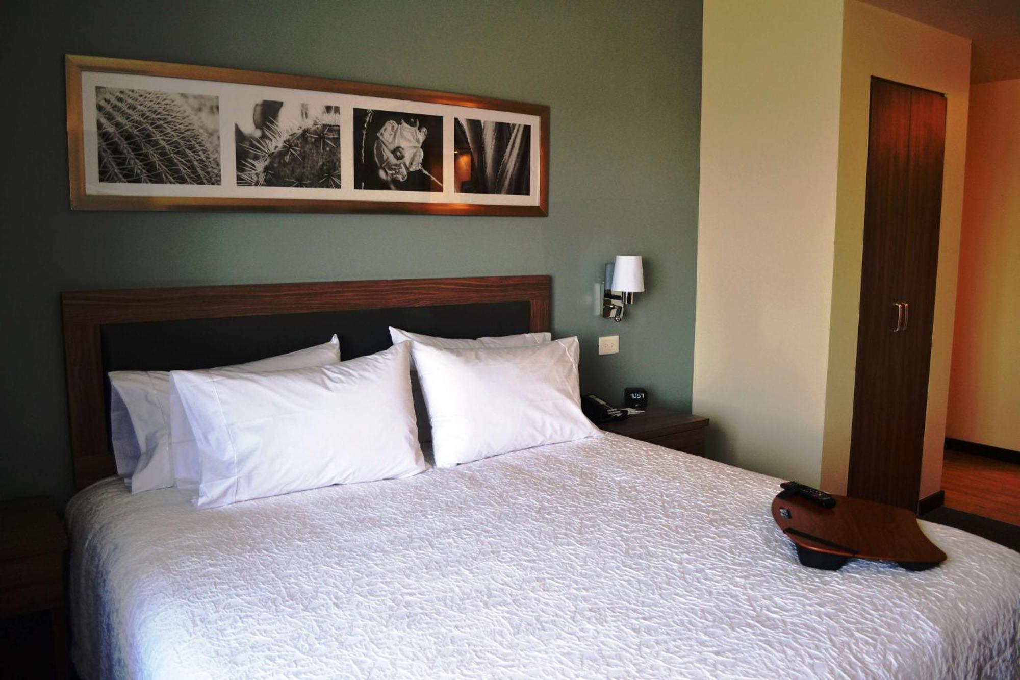 Hampton Inn & Suites By Hilton Salamanca Bajio Ngoại thất bức ảnh